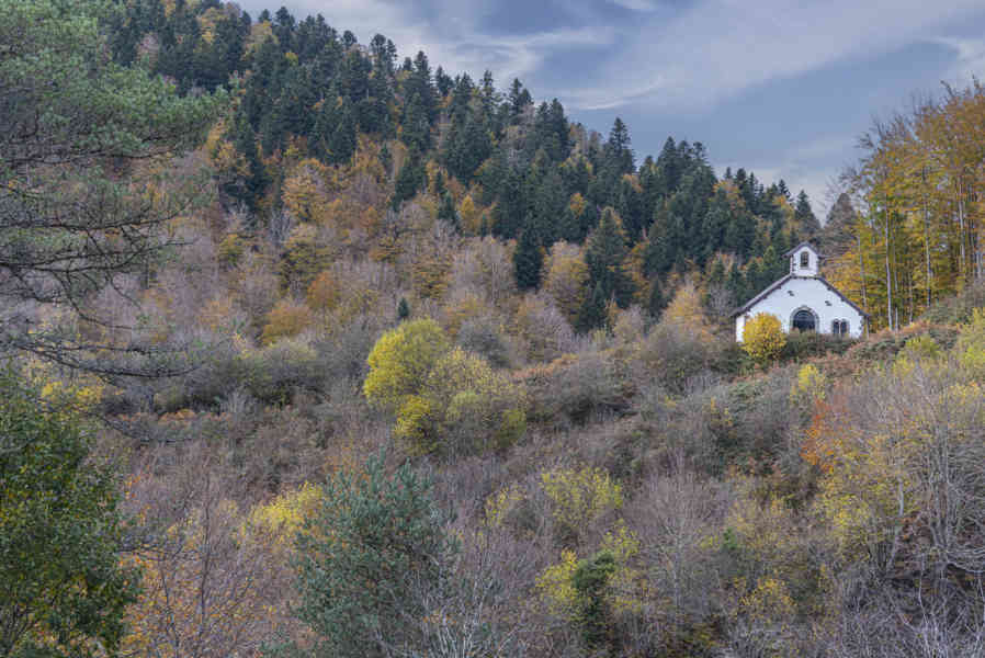 Comunidad Foral de Navarra 044 - Selva de Irati - ermita de Nuestra Señora de las Nieves.jpg